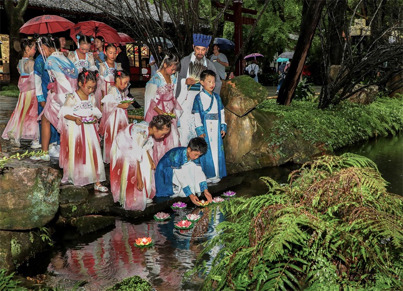 中秋放灯祈福.jpg 中秋放灯祈福.jpg