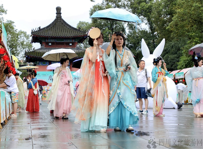 中秋集市汉服展示.jpg 中秋集市汉服展示.jpg