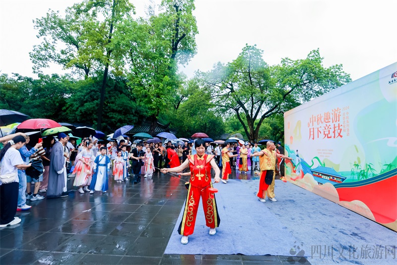 观众围观空竹展演.jpg 观众围观空竹展演.jpg