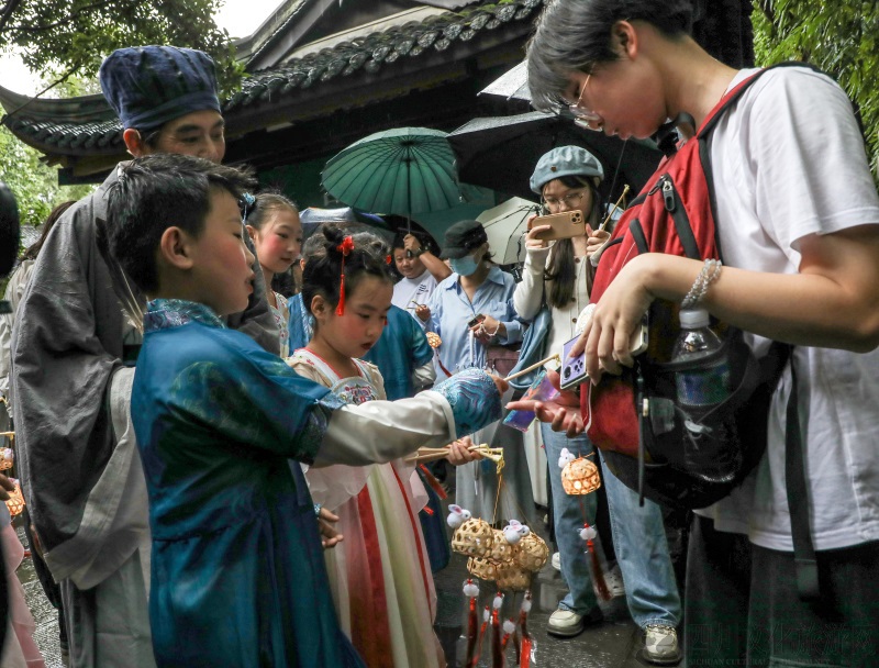 向观众赠送兔儿灯.jpg 向观众赠送兔儿灯.jpg