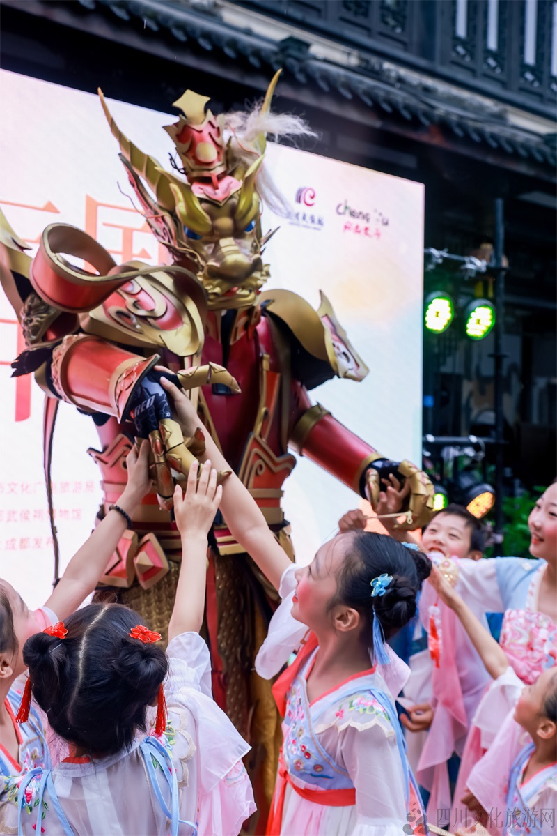 龙型机甲互动表演-2.jpg 龙型机甲互动表演-2.jpg