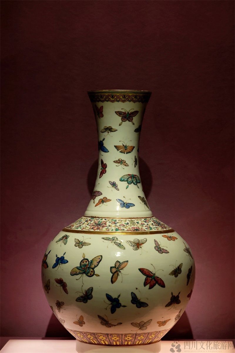 清光绪款粉彩百蝶瓶.jpg 清光绪款粉彩百蝶瓶.jpg