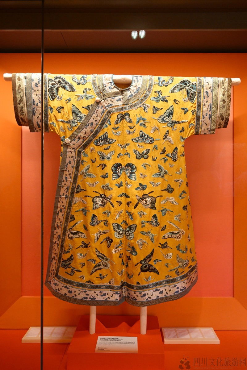 清黄绸暗团寿字彩绣百蝶镶边单袍.jpg 清黄绸暗团寿字彩绣百蝶镶边单袍.jpg