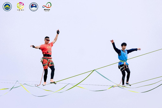 旋转跳跃身轻如燕！近30万人在商圈里观看“绳索上的芭蕾”