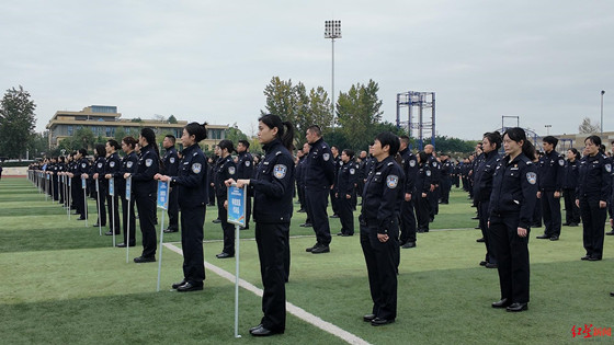 游泳、越野跑、射击！警察界“铁人三项”成都开赛