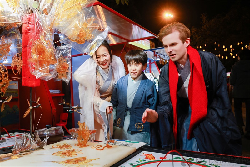 国际友人逛庙会.jpg 国际友人逛庙会.jpg