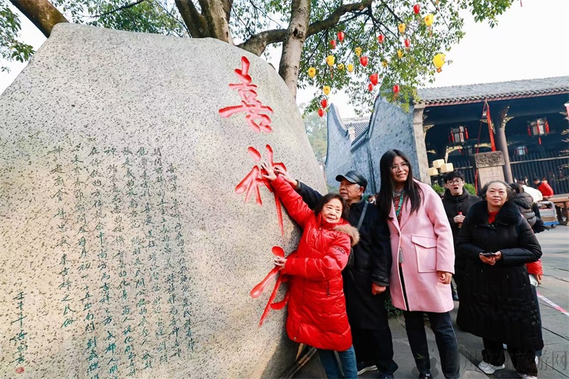 大年初一游客排队摸喜神方.jpg 大年初一游客排队摸喜神方.jpg