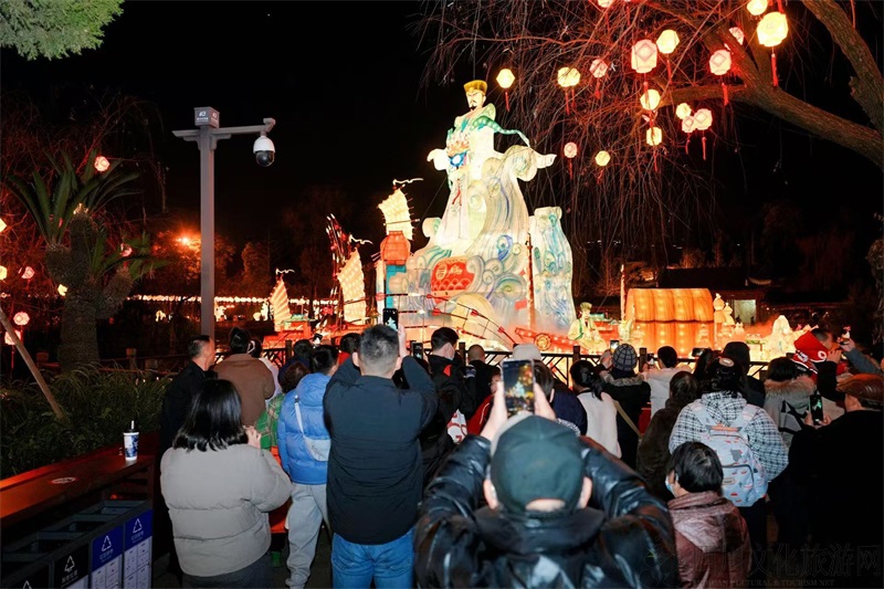 游客赏灯.jpg 游客赏灯.jpg