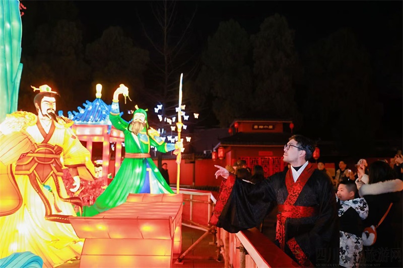 国际友人逛武侯祠成都大庙会.jpg 国际友人逛武侯祠成都大庙会.jpg