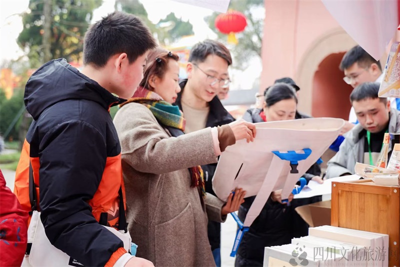 游客在诸葛创意集市选购文创.jpg 游客在诸葛创意集市选购文创.jpg