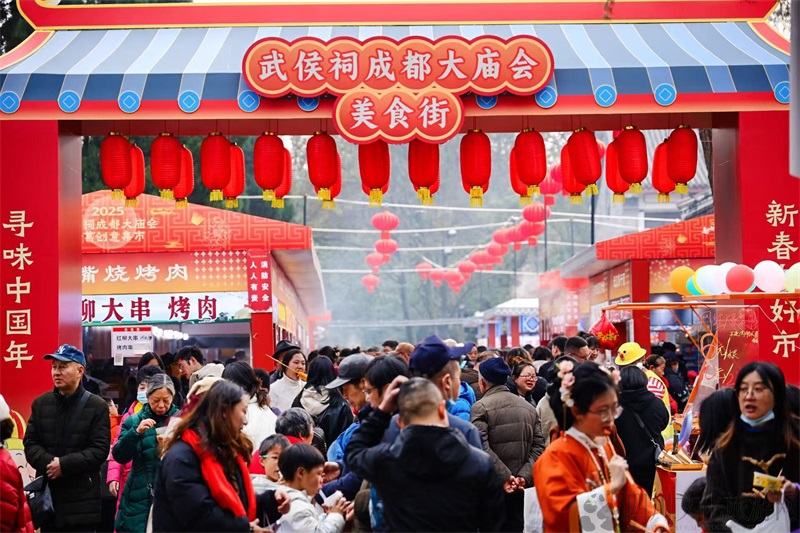 人气爆棚的美食街.jpg 人气爆棚的美食街.jpg